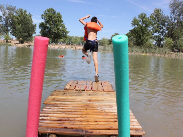  Mit Schwimmweste ins Wasser springen